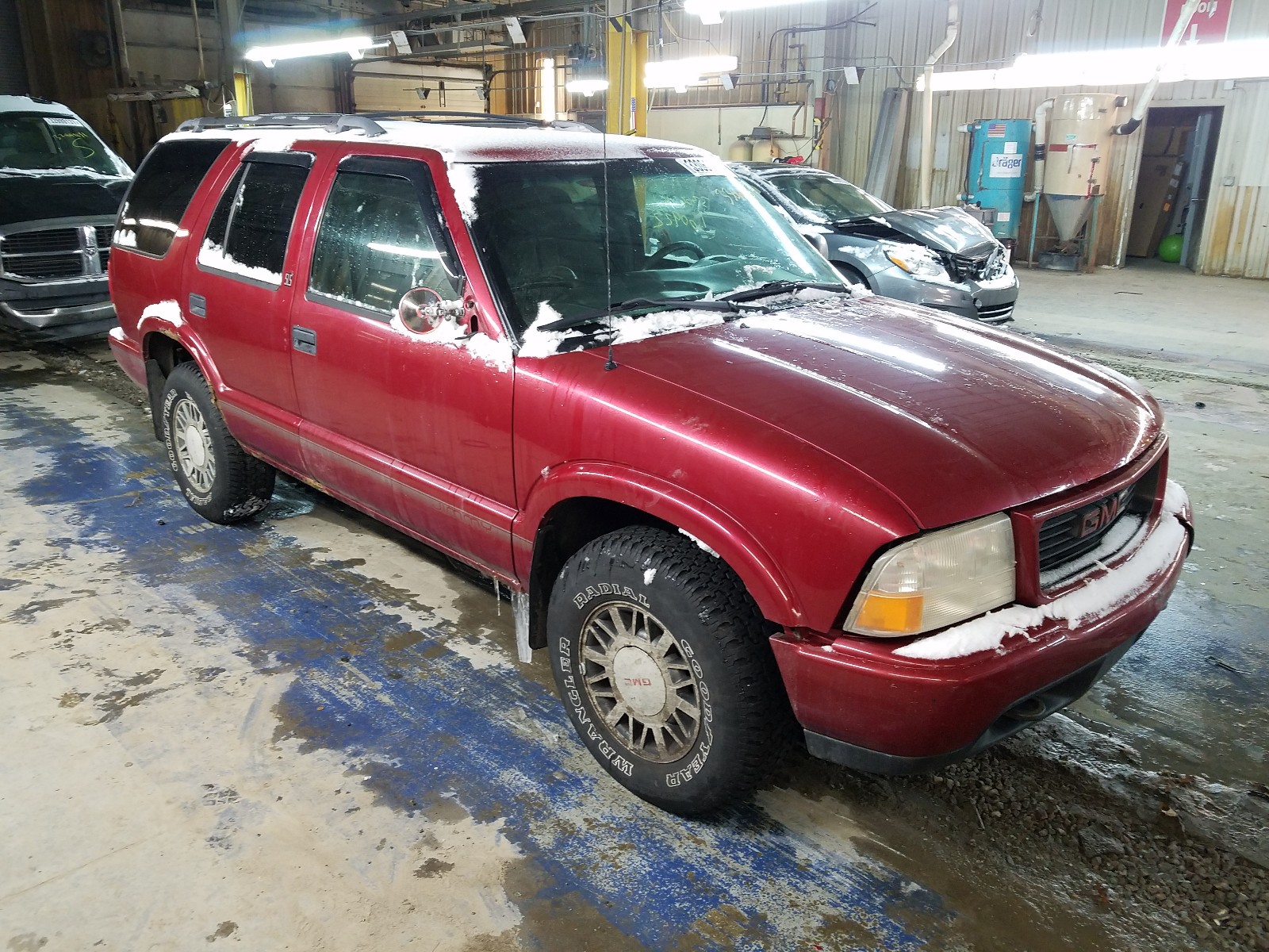 GMC JIMMY 1998 with VIN 1GKDT13W1W2500975 - Photo from auction