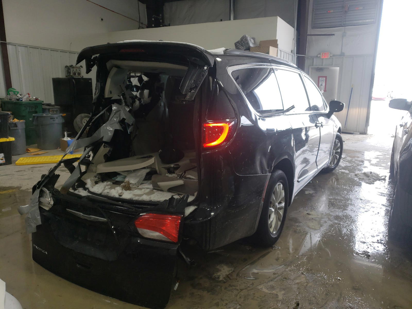 Photo 4 from auction – 2017 CHRYSLER PACIFICA T with VIN 2C4RC1BG4HR613870