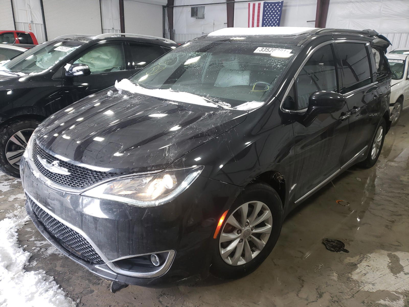 Photo 2 from auction – 2017 CHRYSLER PACIFICA T with VIN 2C4RC1BG4HR613870