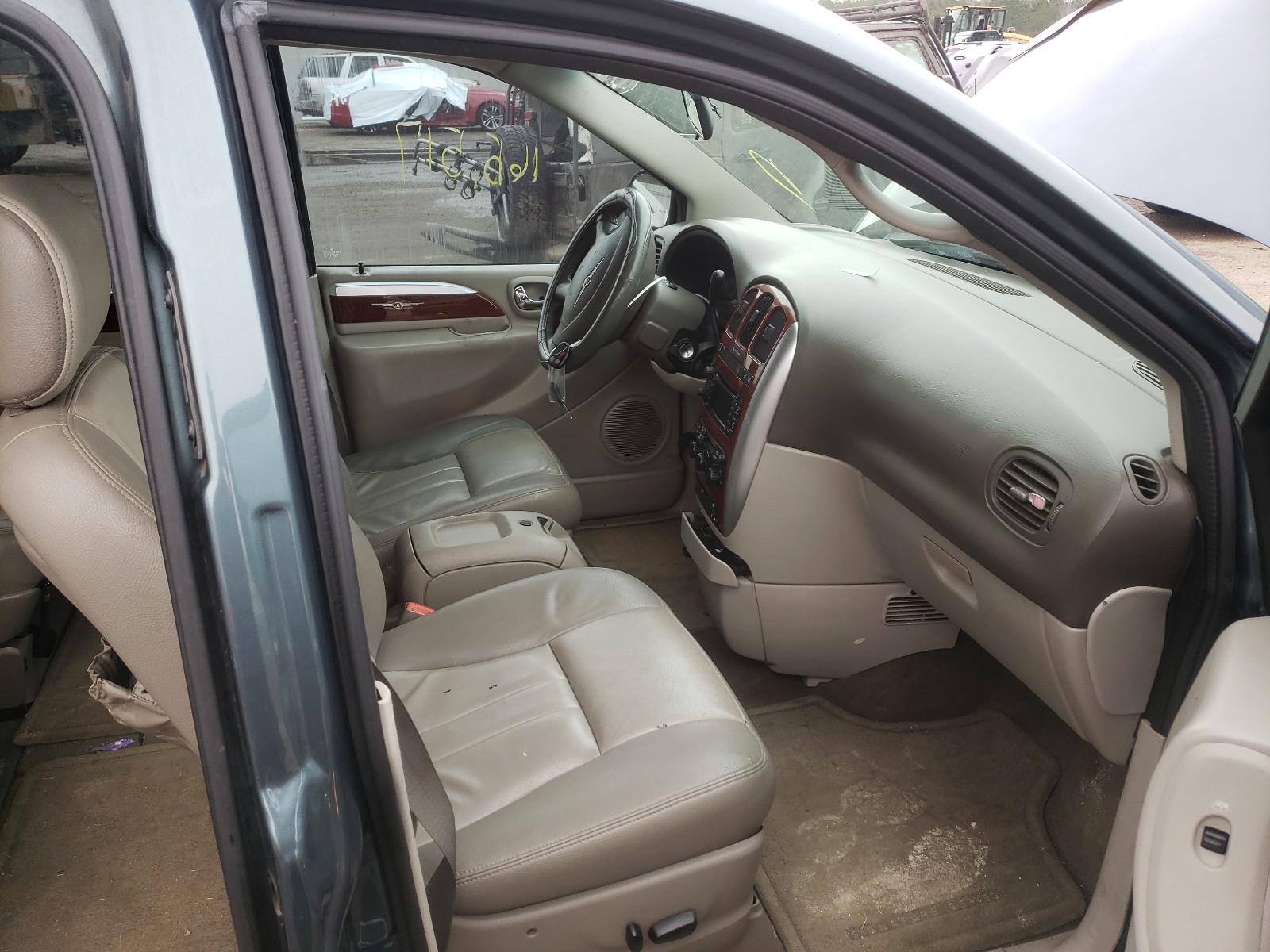 Photo 5 from auction – 2007 CHRYSLER TOWN & COU with VIN 2A4GP54L37R230931