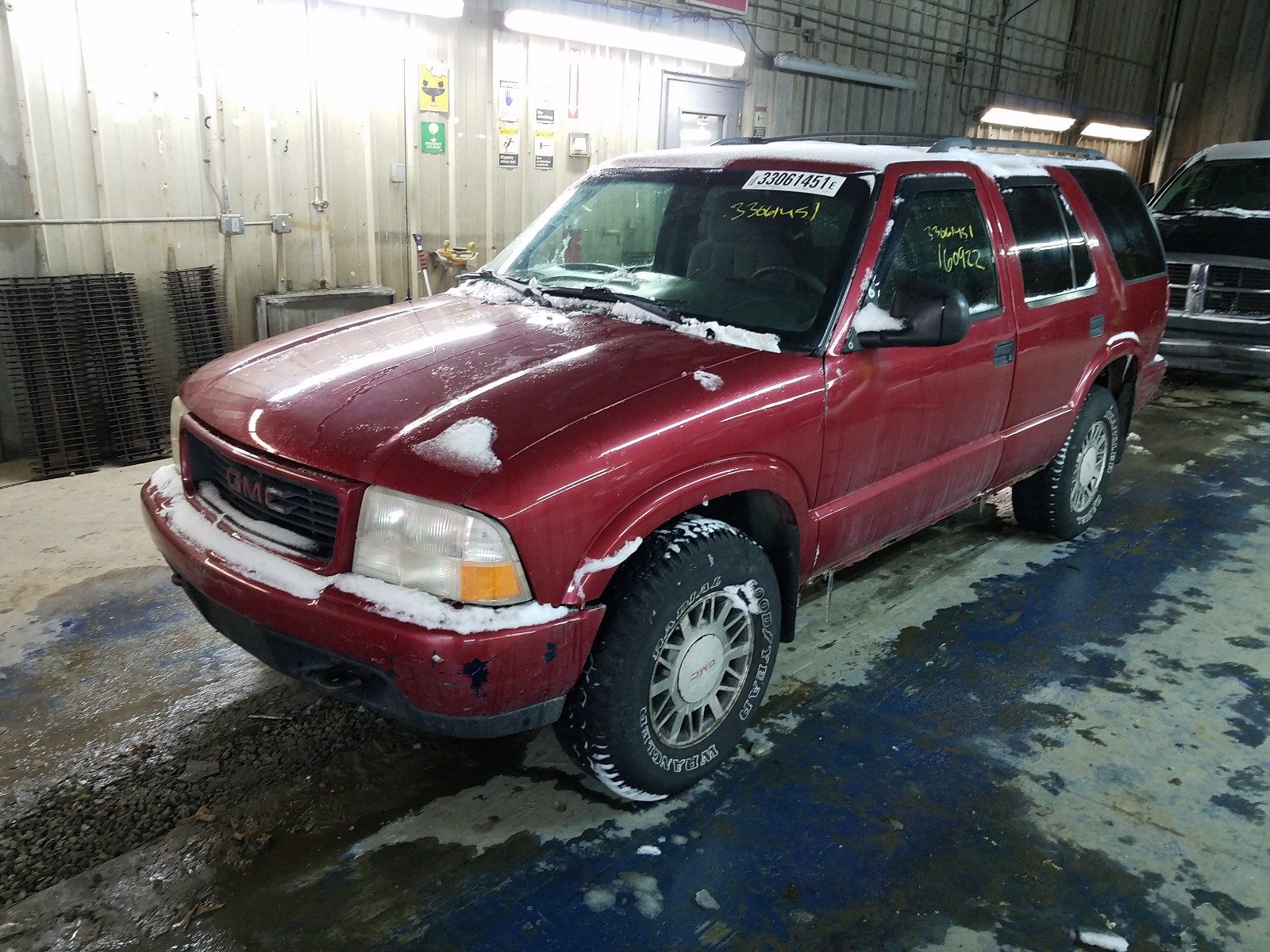 Photo 2 from auction – 1998 GMC JIMMY with VIN 1GKDT13W1W2500975