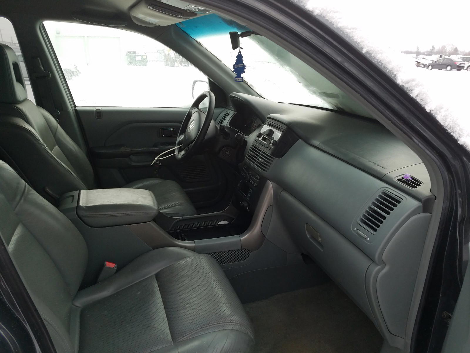 Photo 5 from auction – 2004 HONDA PILOT with VIN 2HKYF18574H599267