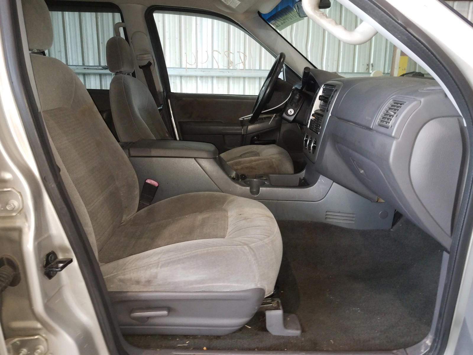 Photo 5 from auction – 2005 FORD EXPLORER X with VIN 1FMZU73K25ZA62449
