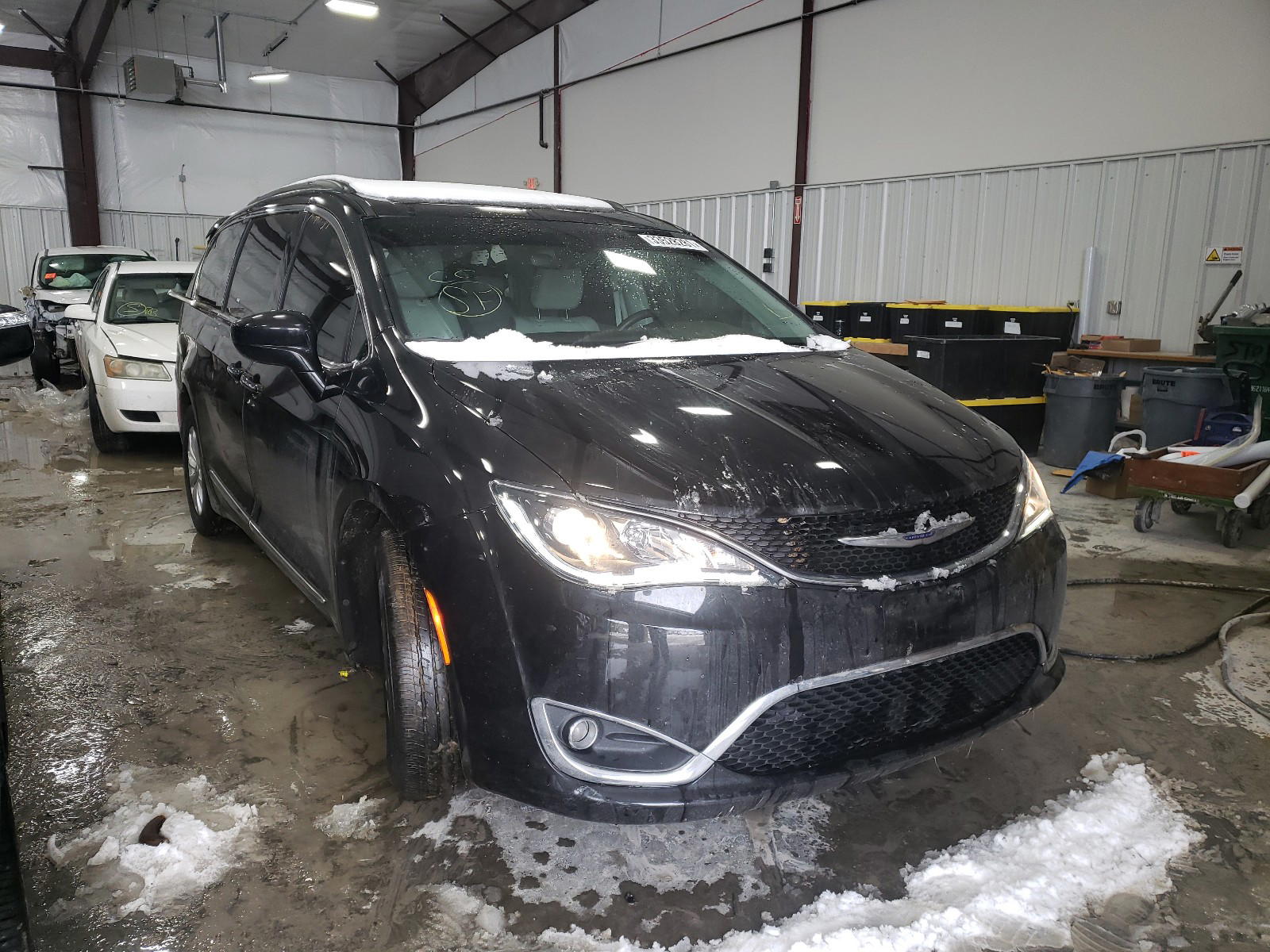 CHRYSLER PACIFICA T 2017 with VIN 2C4RC1BG4HR613870 - Photo from auction