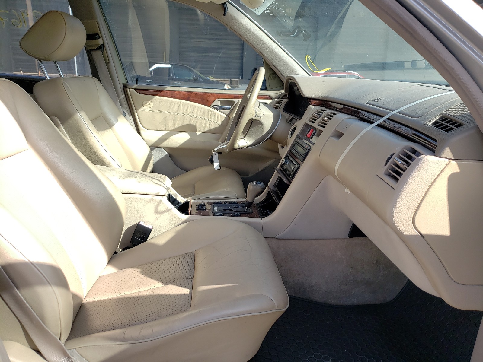 Photo 5 from auction – 1998 MERCEDES-BENZ E 320 with VIN WDBJF65F0WA504018