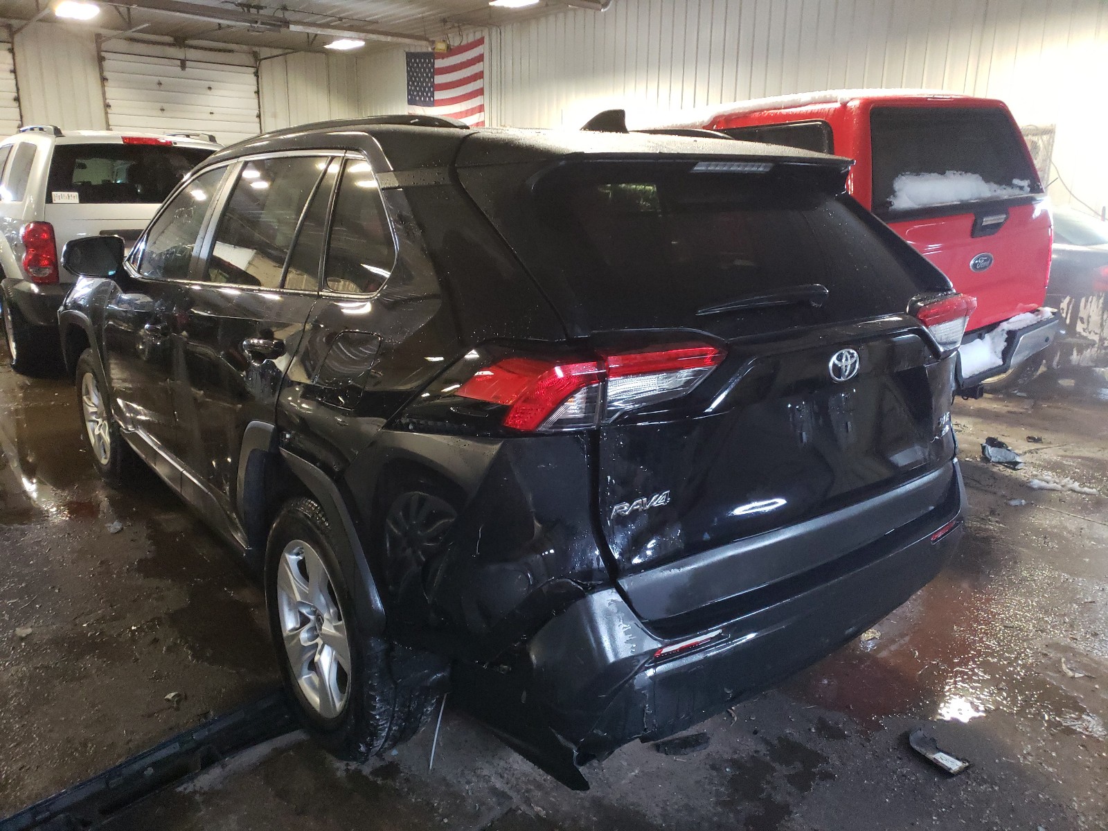 Photo 3 from auction – 2019 TOYOTA RAV4 XLE with VIN 2T3P1RFVXKW080389