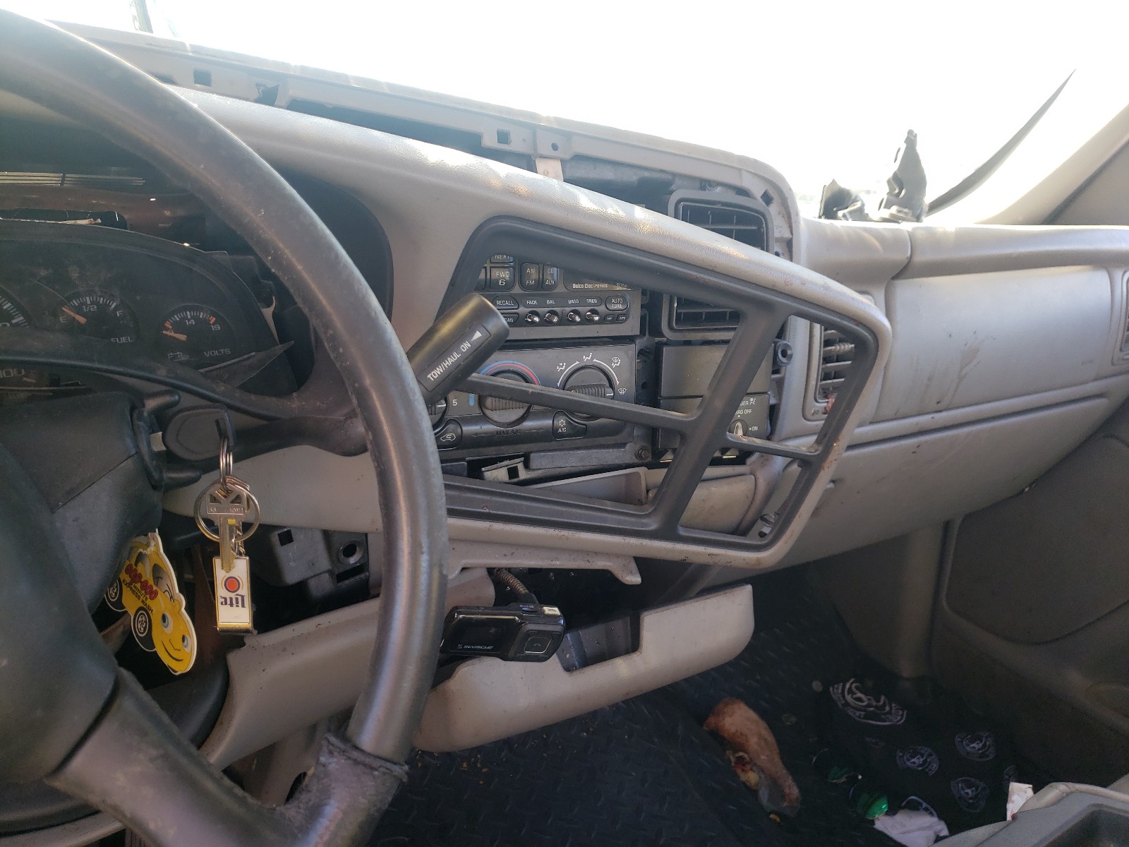 Photo 9 from auction – 1999 CHEVROLET SILVERADO with VIN 1GCEK19T4XE224484