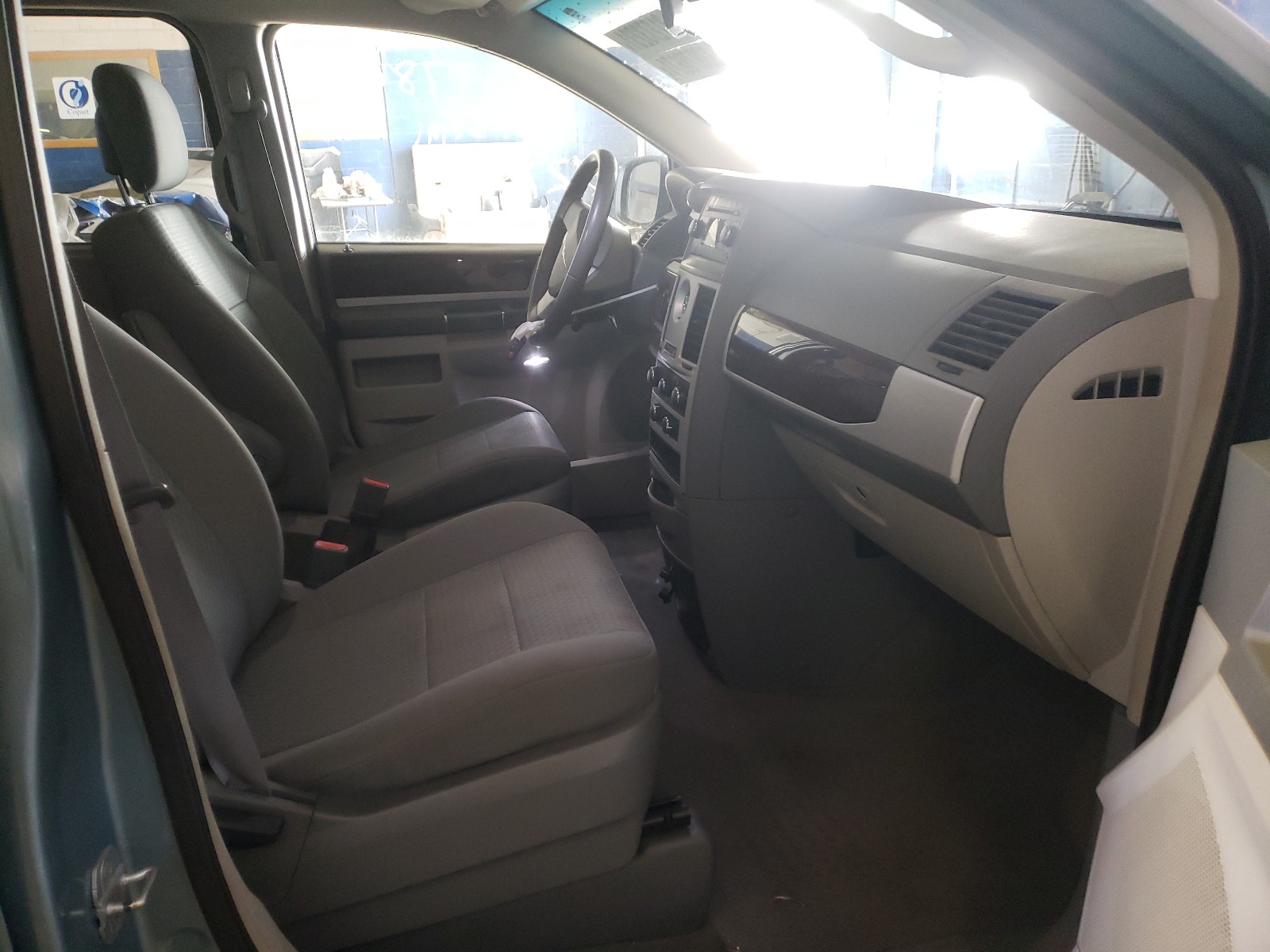 Photo 5 from auction – 2010 CHRYSLER TOWN & COU with VIN 2A4RR5D17AR319149