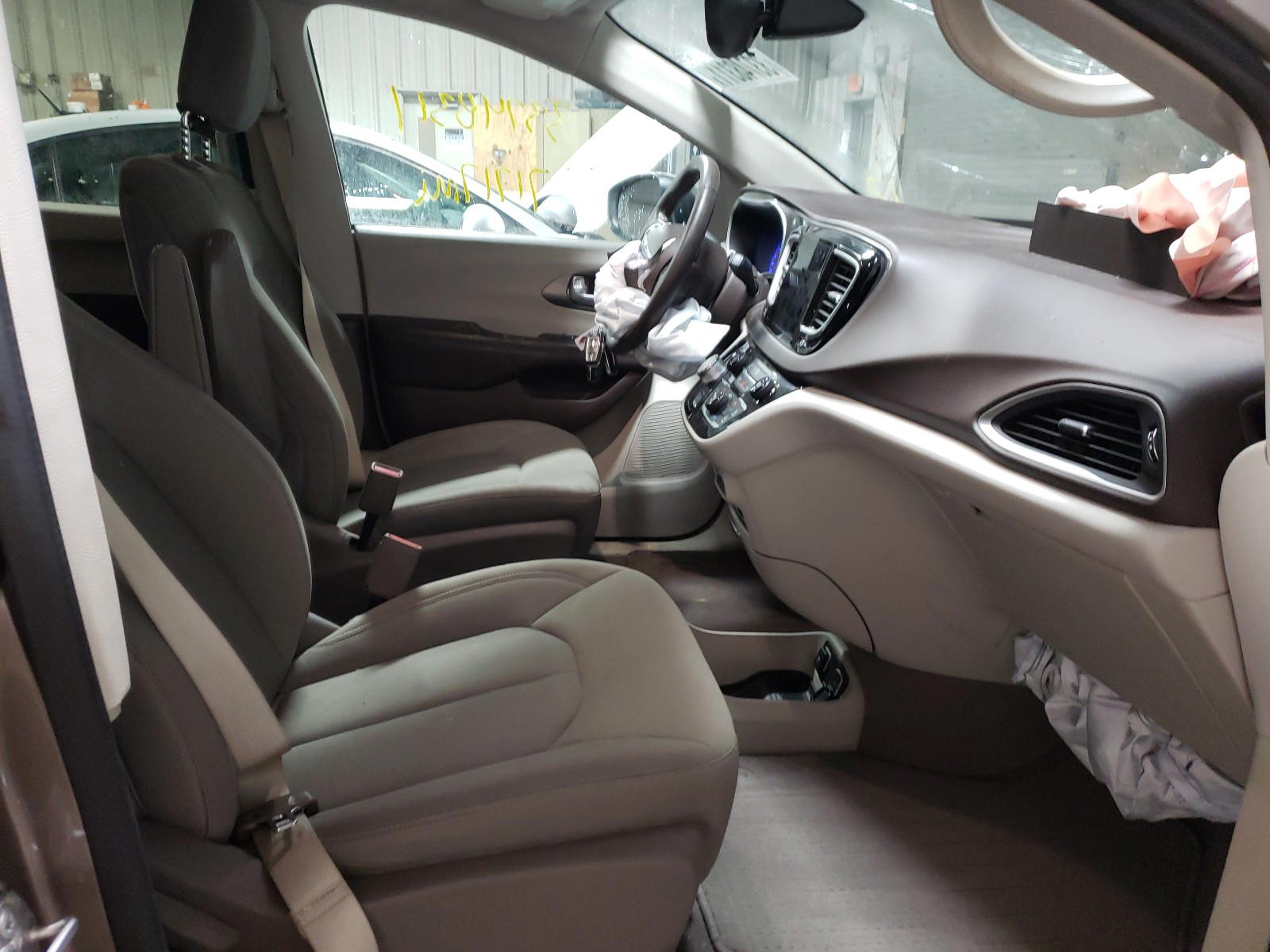 Photo 5 from auction – 2017 CHRYSLER PACIFICA T with VIN 2C4RC1DG2HR725757
