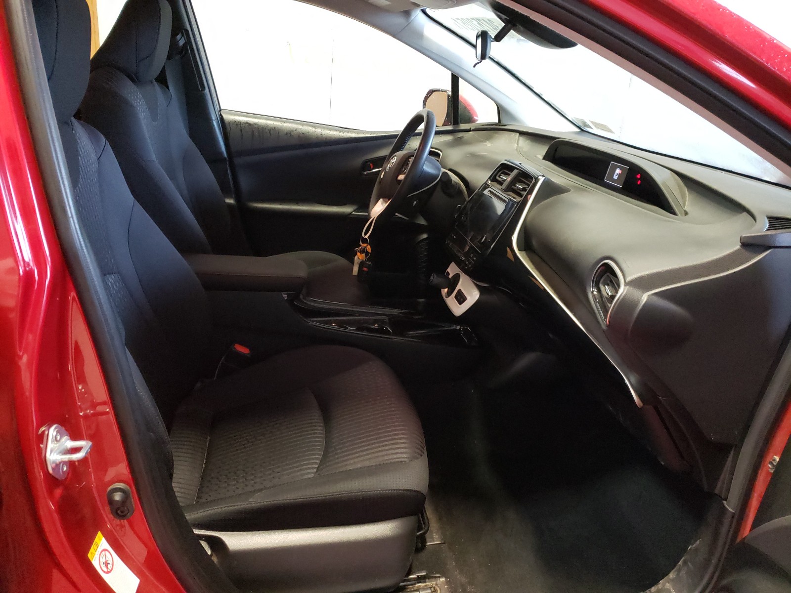 Photo 5 from auction – 2018 TOYOTA PRIUS PRIM with VIN JTDKARFPXJ3099876