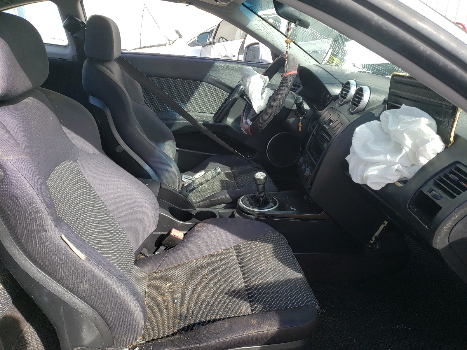 Photo 5 from auction – 2005 HYUNDAI TIBURON with VIN KMHHM65D15U166562