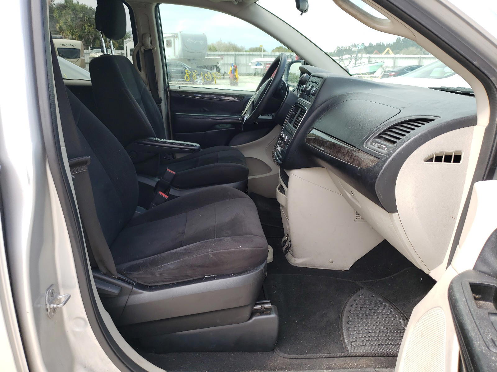 Photo 5 from auction – 2011 DODGE GRAND CARA with VIN 2D4RN3DG3BR636618