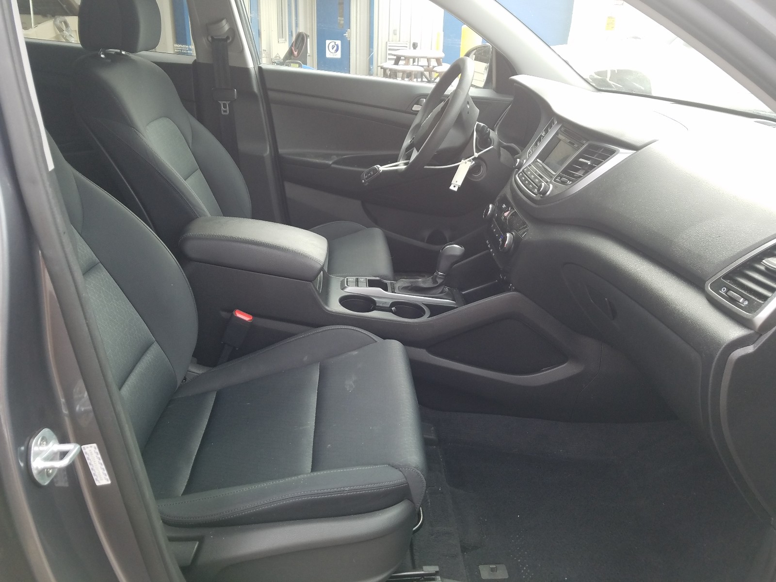 Photo 5 from auction – 2018 HYUNDAI TUCSON SE with VIN KM8J2CA41JU756668