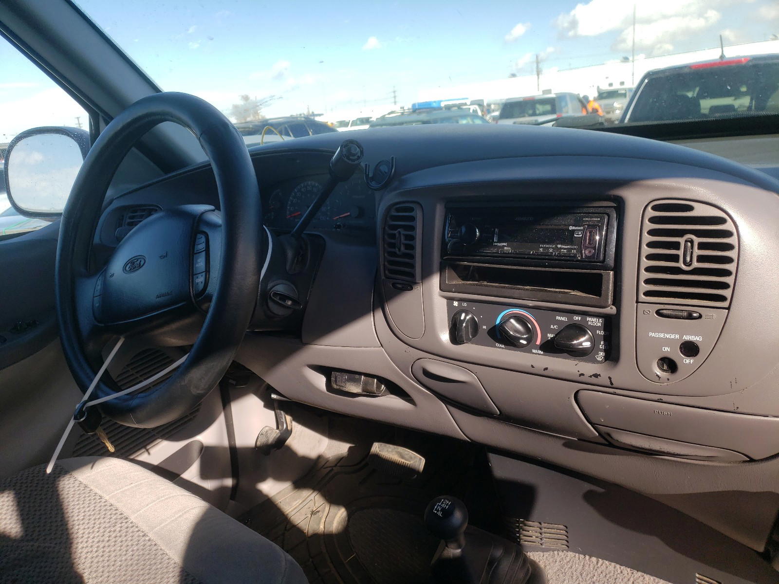 Photo 9 from auction – 1999 FORD F150 with VIN 2FTRX08L5XCA31524