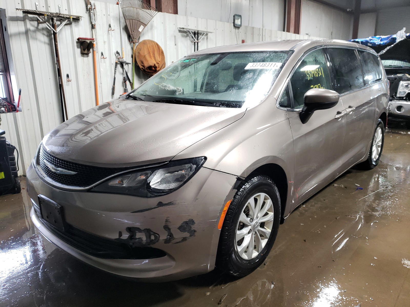Photo 2 from auction – 2017 CHRYSLER PACIFICA T with VIN 2C4RC1DG2HR725757