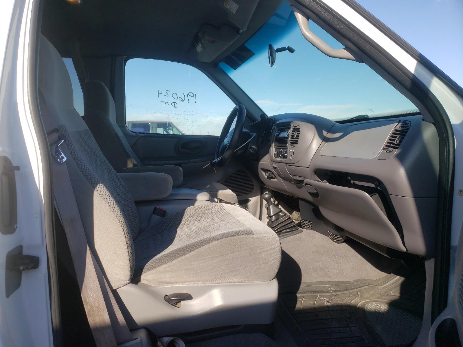 Photo 5 from auction – 1999 FORD F150 with VIN 2FTRX08L5XCA31524