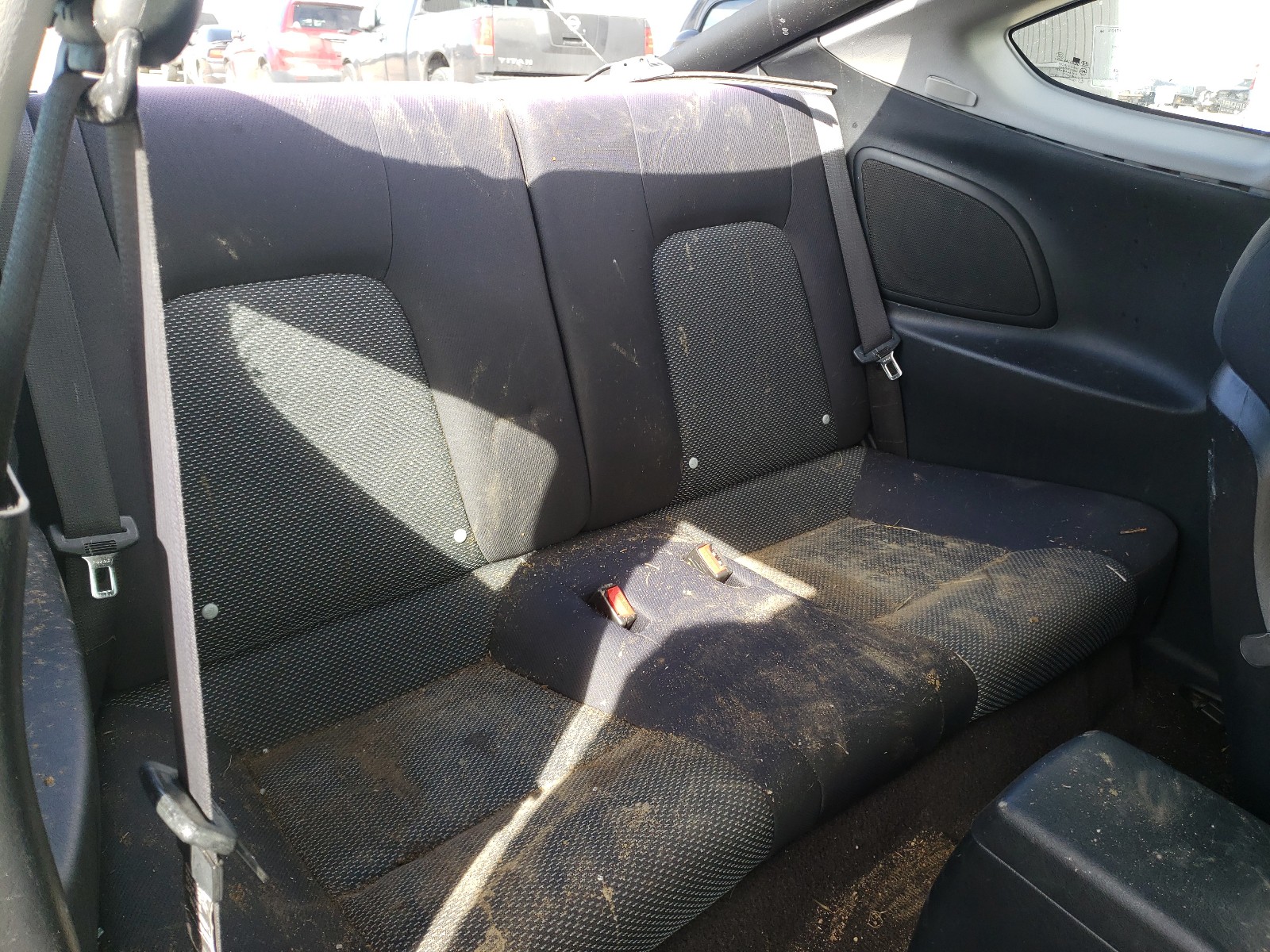 Photo 6 from auction – 2005 HYUNDAI TIBURON with VIN KMHHM65D15U166562