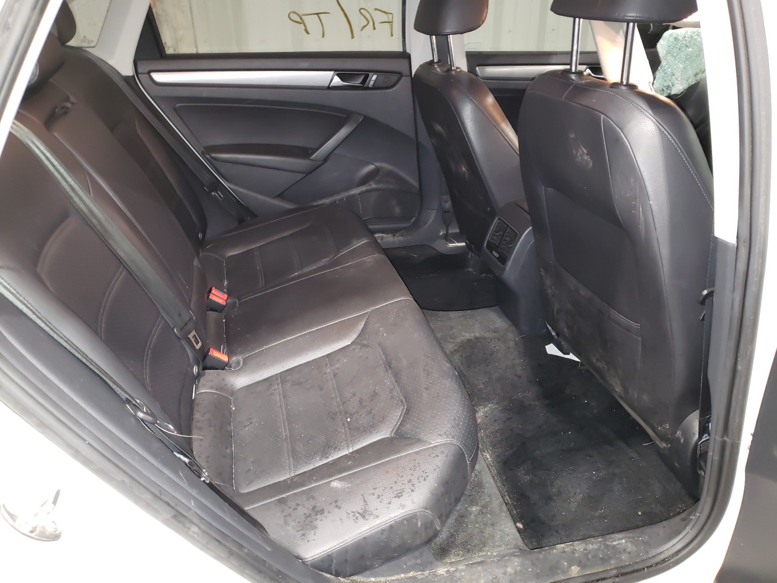 Photo 6 from auction – 2015 VOLKSWAGEN PASSAT SE with VIN 1VWBV7A33FC045305