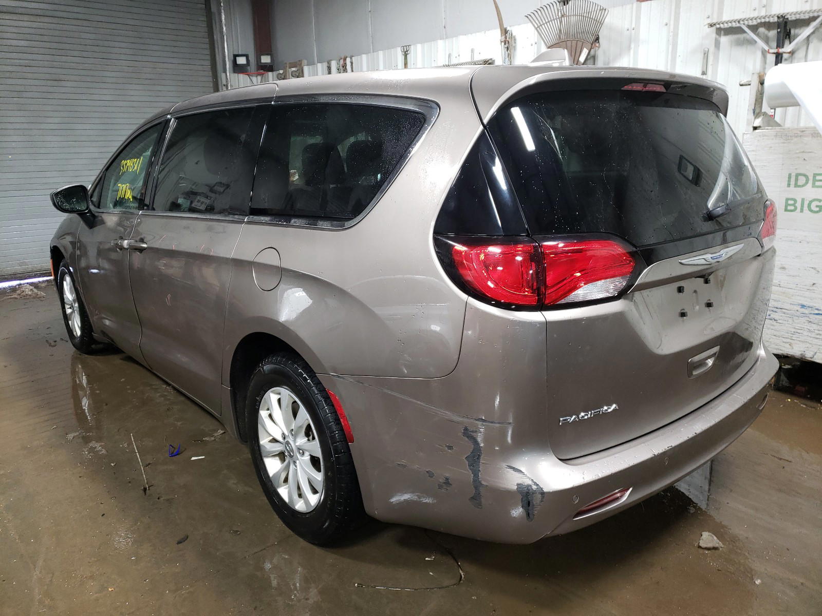 Photo 3 from auction – 2017 CHRYSLER PACIFICA T with VIN 2C4RC1DG2HR725757