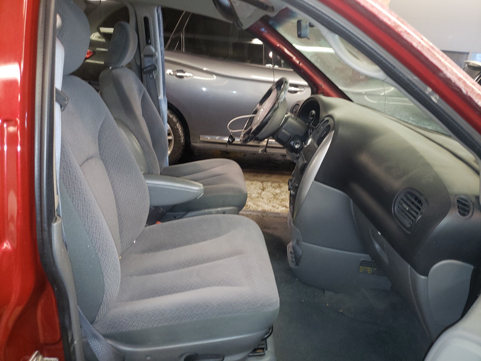 Photo 5 from auction – 2007 CHRYSLER TOWN & COU with VIN 2A4GP54LX7R136982