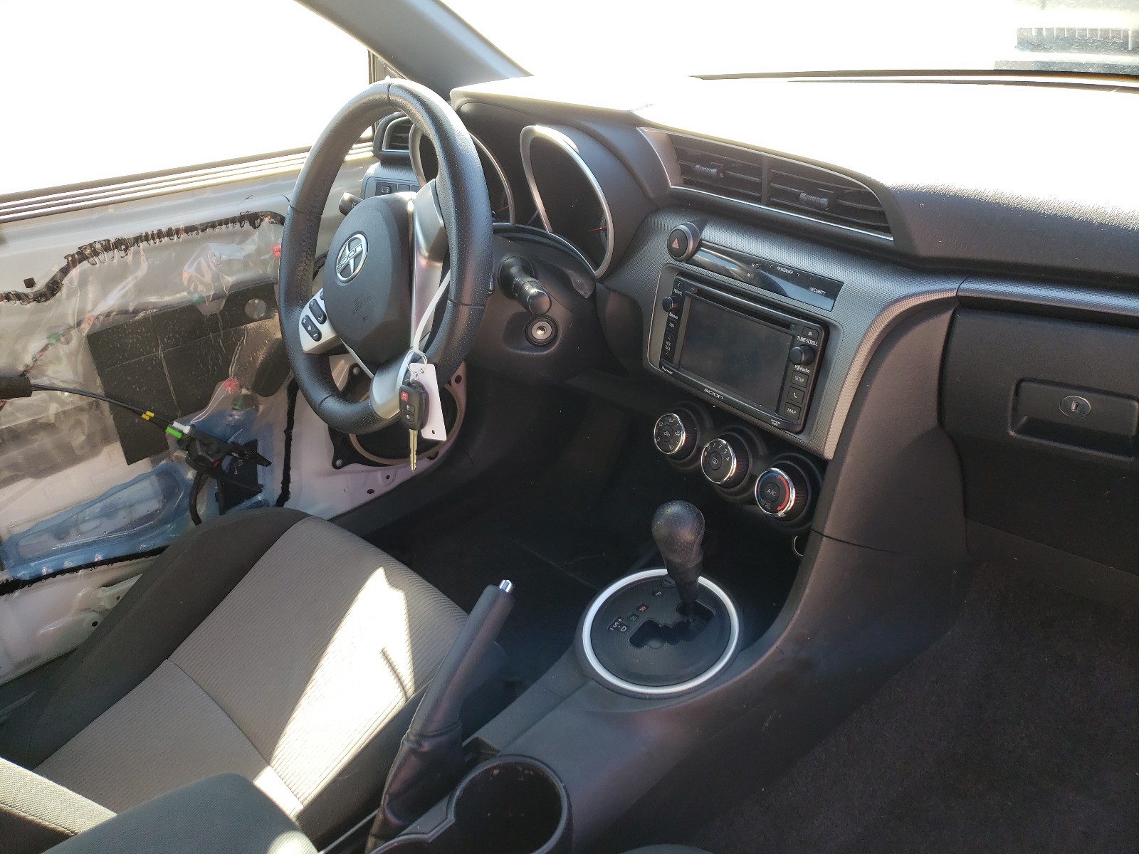 Photo 9 from auction – 2015 TOYOTA SCION TC with VIN JTKJF5C79FJ004410