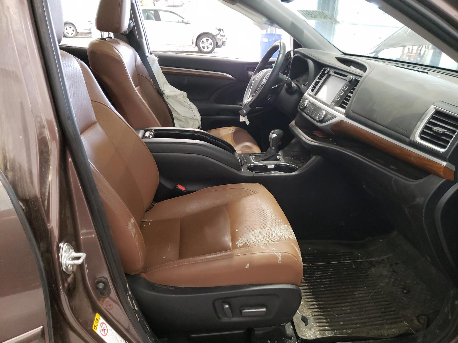 Photo 5 from auction – 2019 TOYOTA HIGHLANDER with VIN 5TDDGRFH8KS068254