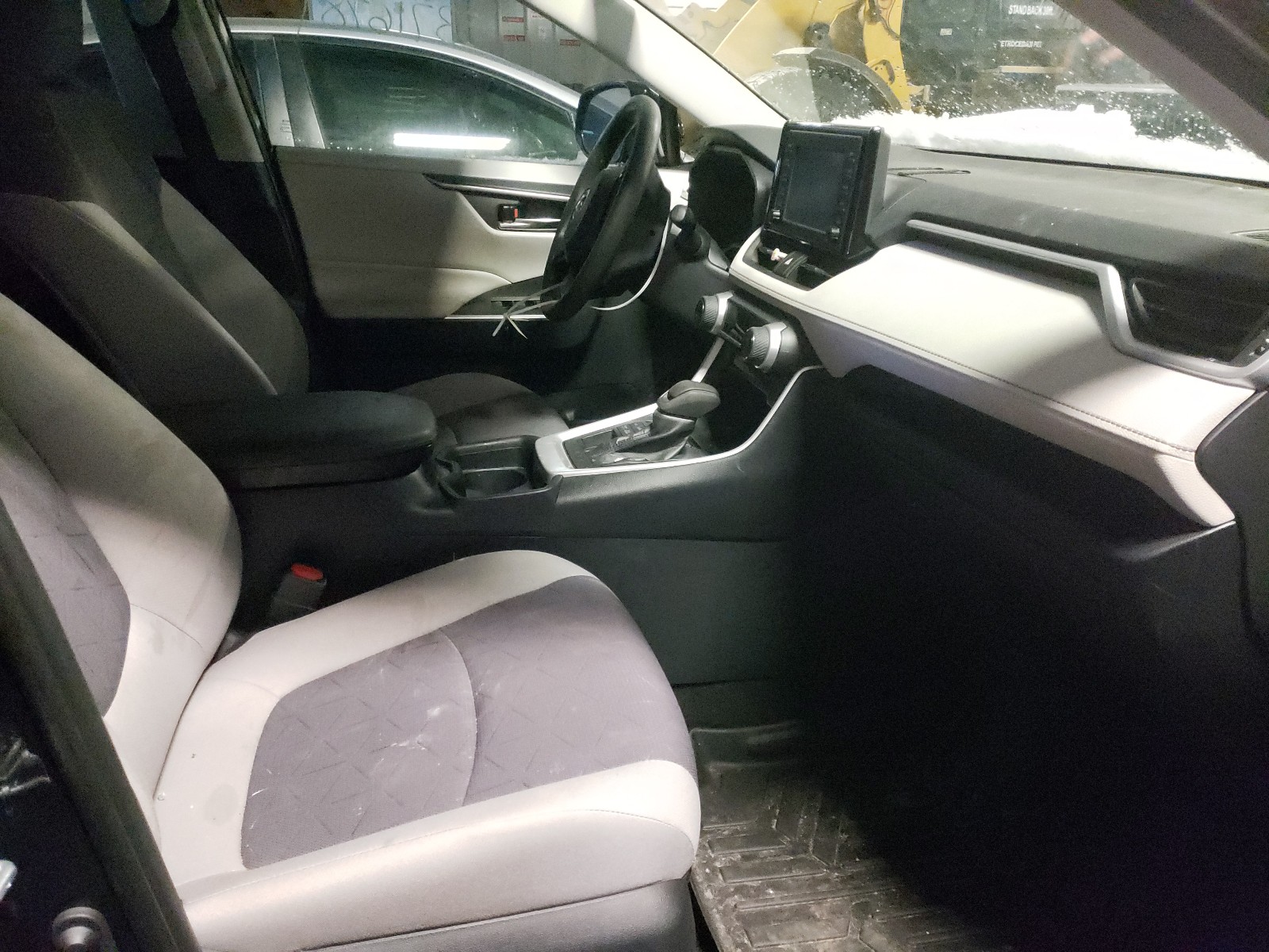 Photo 5 from auction – 2019 TOYOTA RAV4 XLE with VIN 2T3P1RFVXKW080389