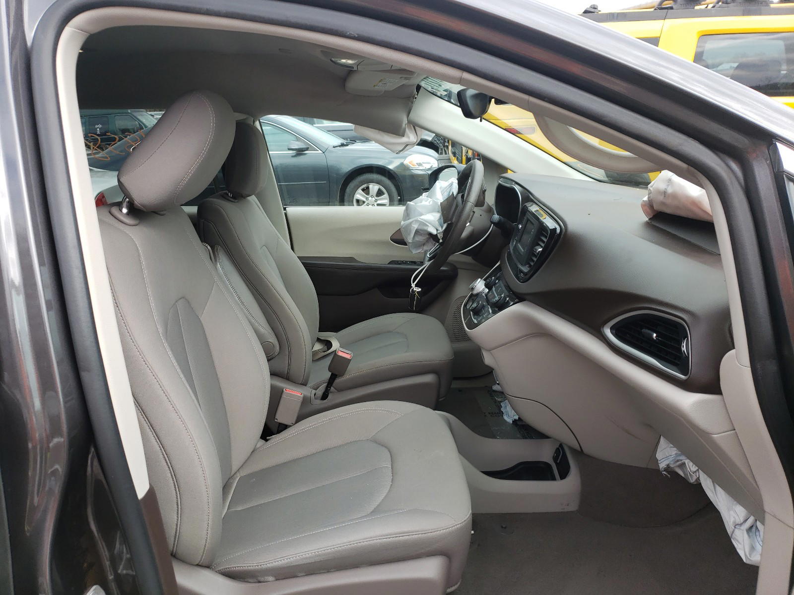 Photo 5 from auction – 2017 CHRYSLER PACIFICA L with VIN 2C4RC1CG1HR708384