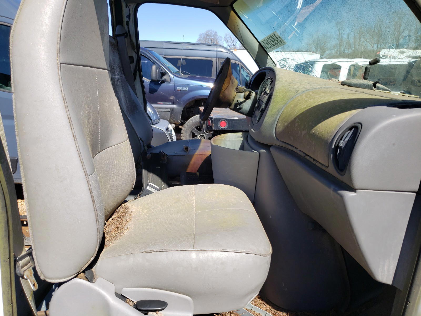 Photo 5 from auction – 1998 FORD ECONOLINE with VIN 1FDWE30L7WHB67022