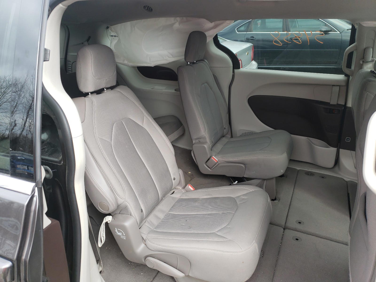 Photo 6 from auction – 2017 CHRYSLER PACIFICA L with VIN 2C4RC1CG1HR708384