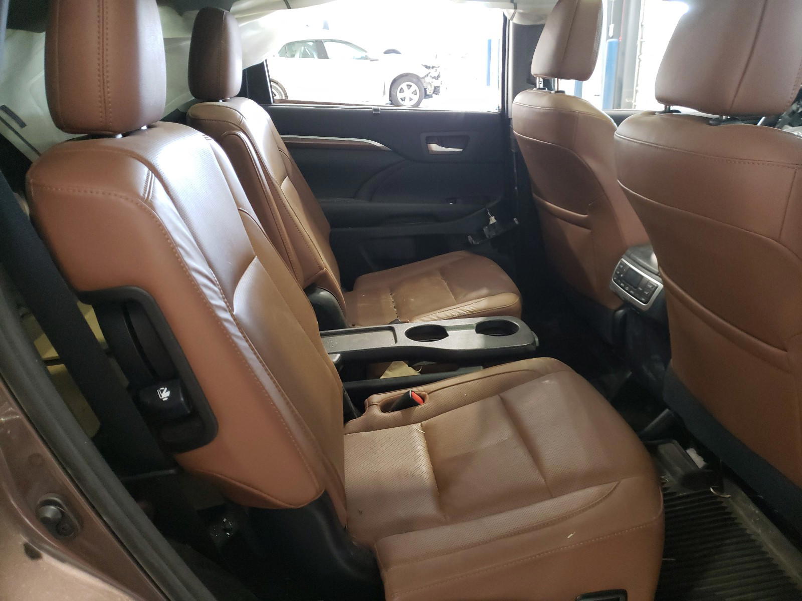 Photo 6 from auction – 2019 TOYOTA HIGHLANDER with VIN 5TDDGRFH8KS068254