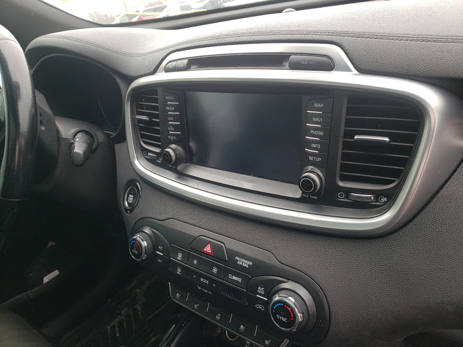 Photo 10 from auction – 2016 KIA SORENTO SX with VIN 5XYPKDA52GG017249