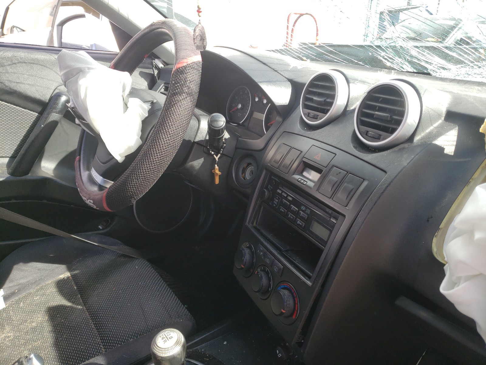 Photo 9 from auction – 2005 HYUNDAI TIBURON with VIN KMHHM65D15U166562