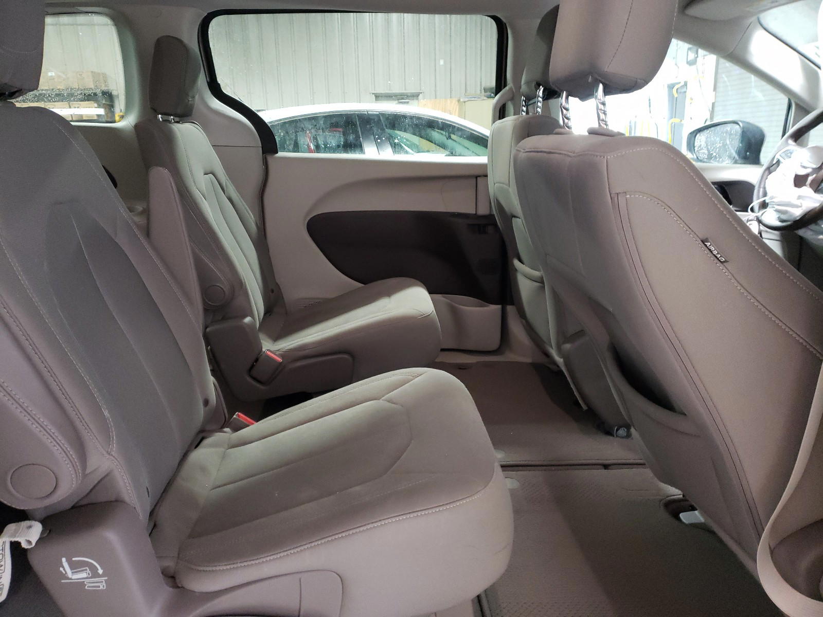 Photo 6 from auction – 2017 CHRYSLER PACIFICA T with VIN 2C4RC1DG2HR725757