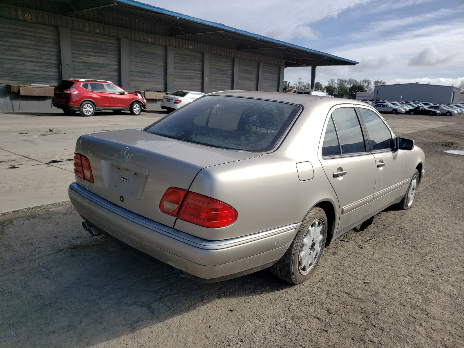 Photo 4 from auction – 1998 MERCEDES-BENZ E 320 with VIN WDBJF65F0WA504018