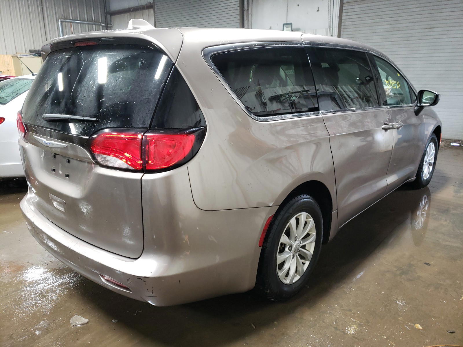 Photo 4 from auction – 2017 CHRYSLER PACIFICA T with VIN 2C4RC1DG2HR725757