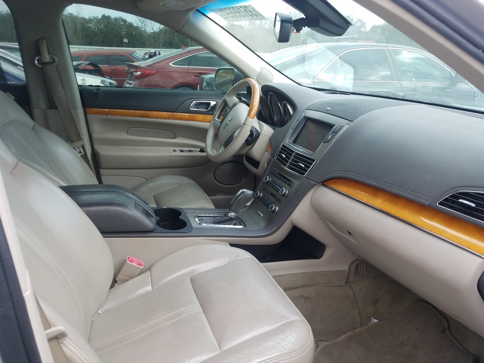 Photo 5 from auction – 2010 LINCOLN MKT with VIN 2LMHJ5FR3ABJ29501