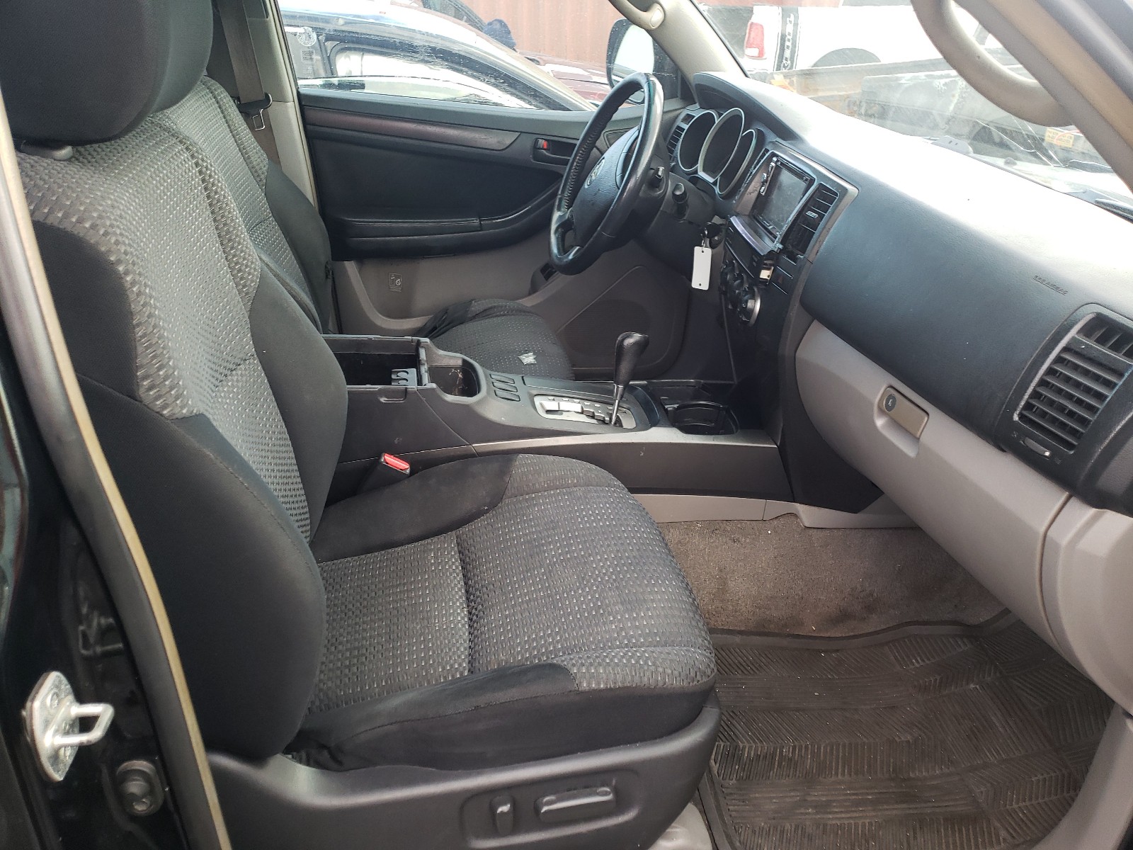 Photo 5 from auction – 2006 TOYOTA 4RUNNER SR with VIN JTEZU14R268064993
