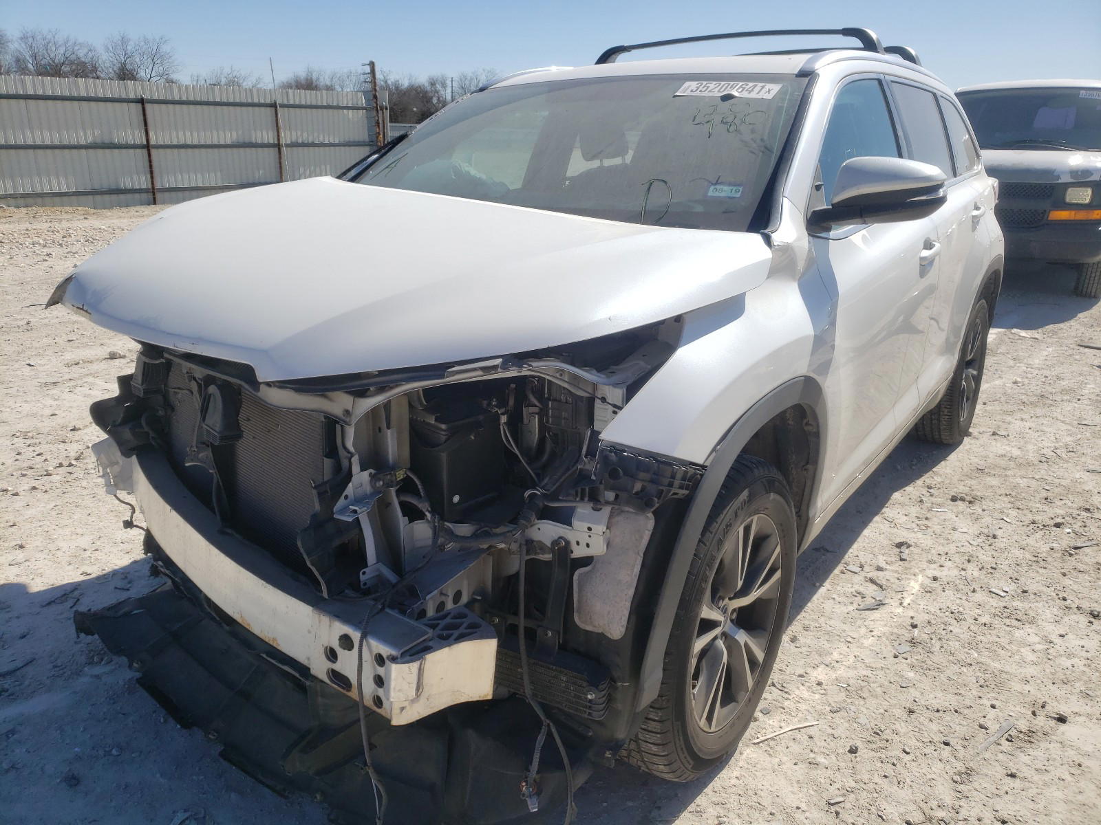 Photo 2 from auction – 2016 TOYOTA HIGHLANDER with VIN 5TDKKRFH9GS120780
