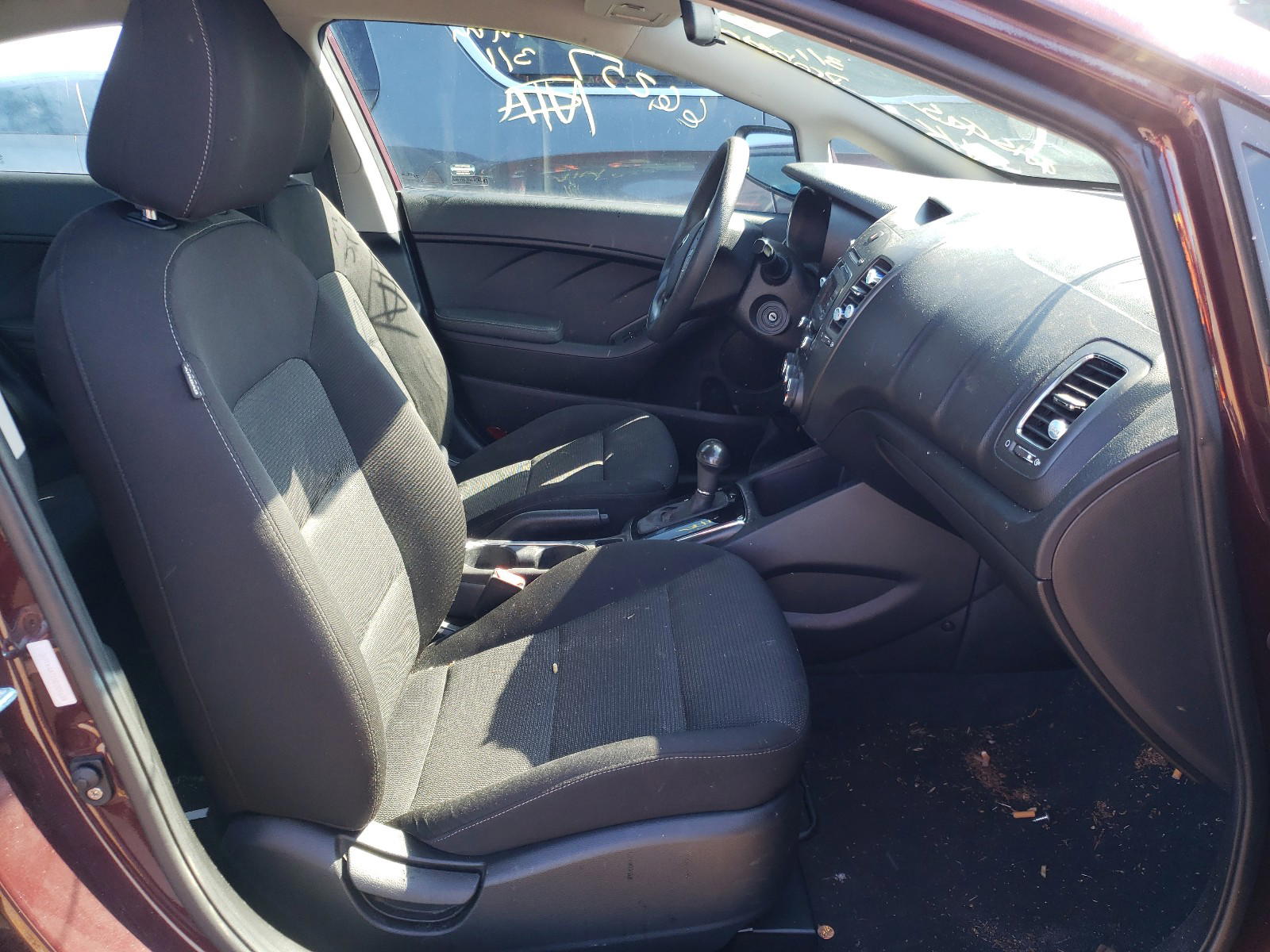 Photo 5 from auction – 2017 KIA FORTE LX with VIN 3KPFK4A71HE089684
