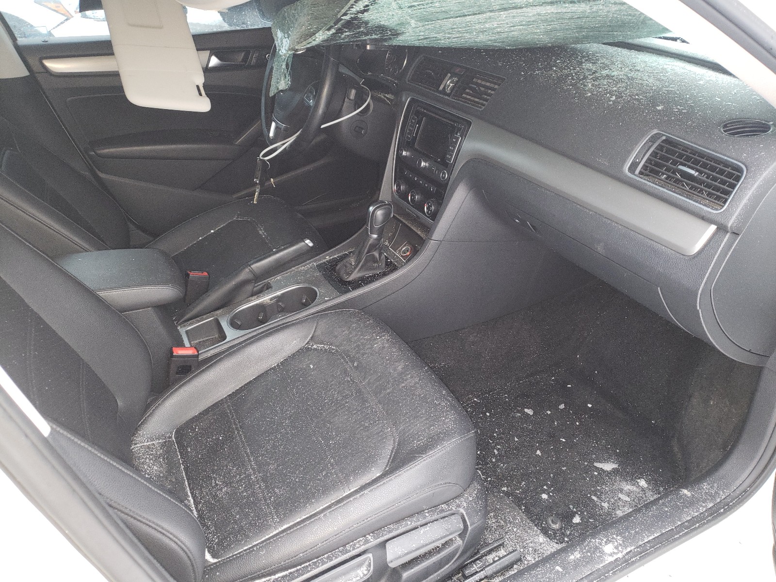 Photo 5 from auction – 2015 VOLKSWAGEN PASSAT SE with VIN 1VWBV7A33FC045305