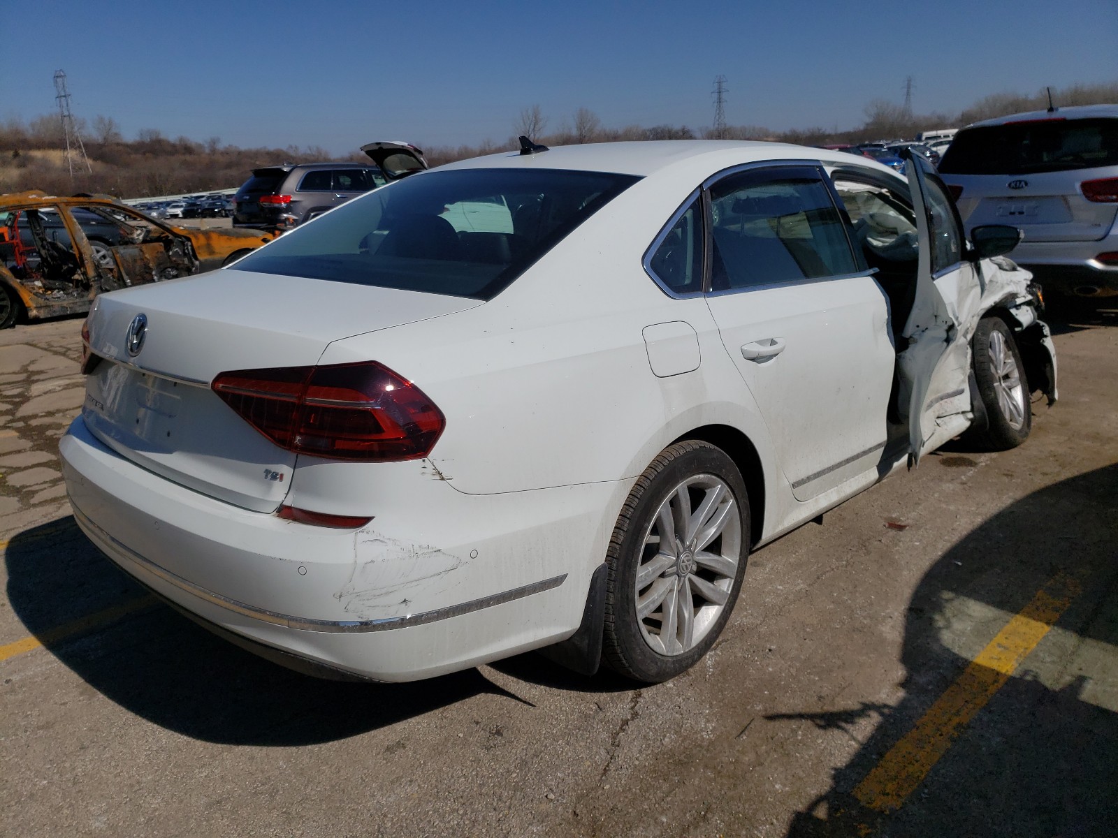 Photo 4 from auction – 2017 VOLKSWAGEN PASSAT SEL with VIN 1VWCT7A30HC075794