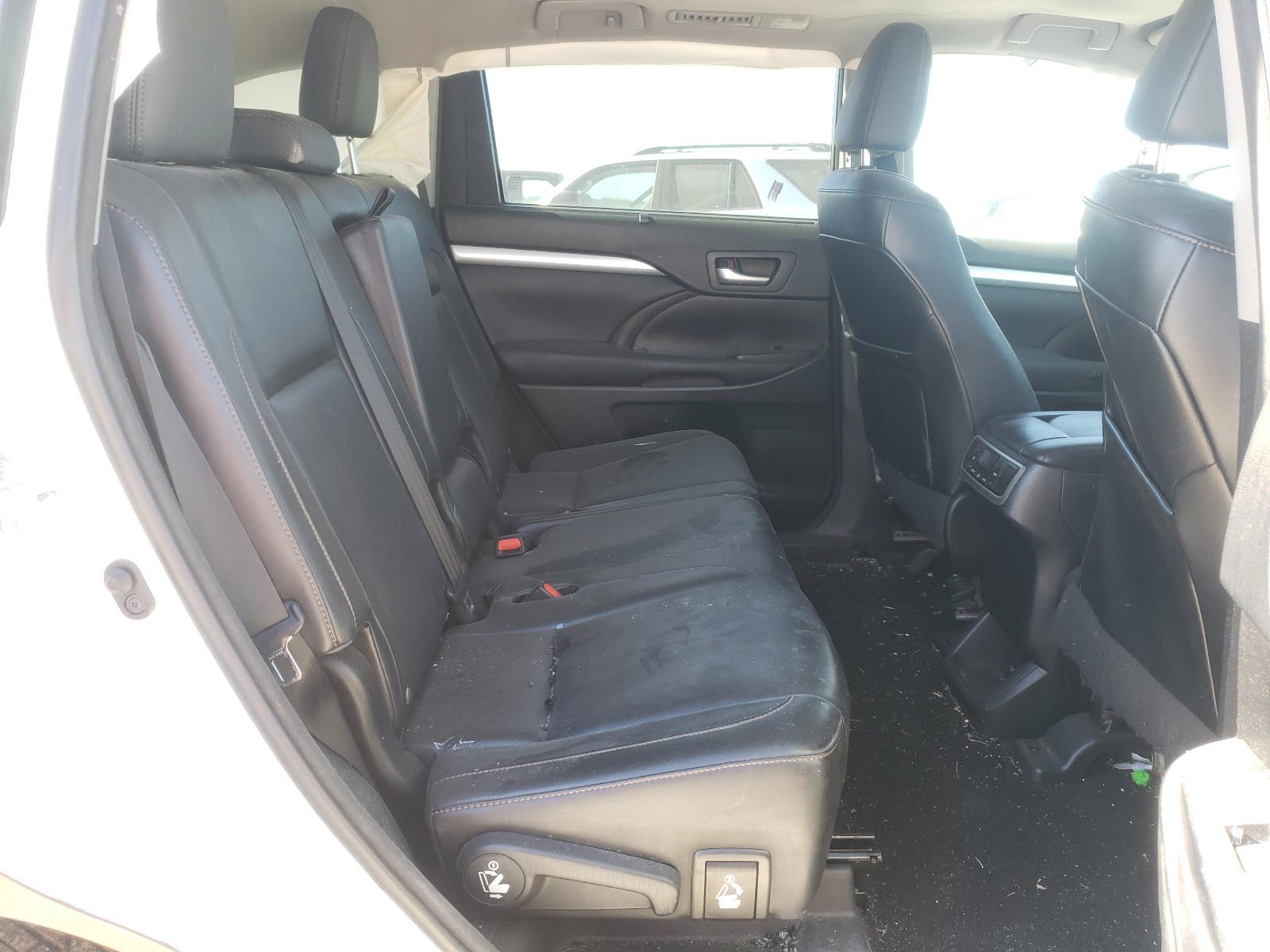 Photo 6 from auction – 2016 TOYOTA HIGHLANDER with VIN 5TDKKRFH9GS120780