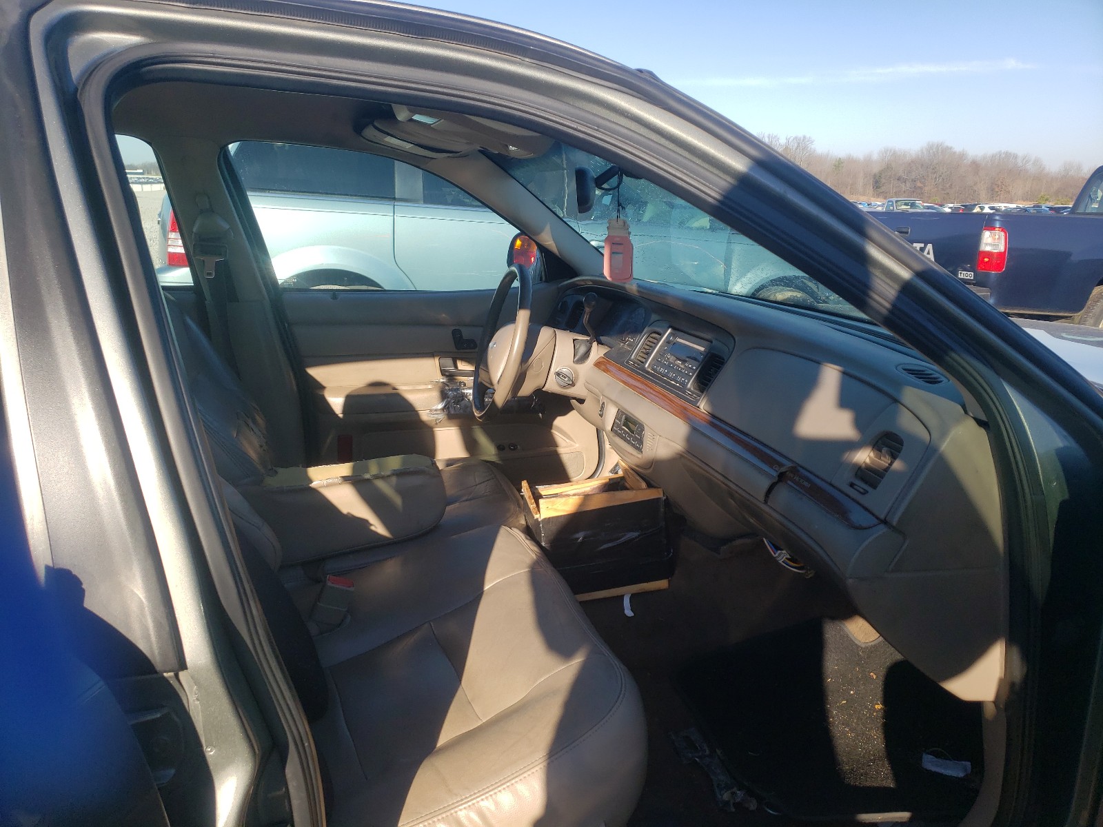 Photo 5 from auction – 2004 FORD CROWN VIC with VIN 2FAFP74W14X139984