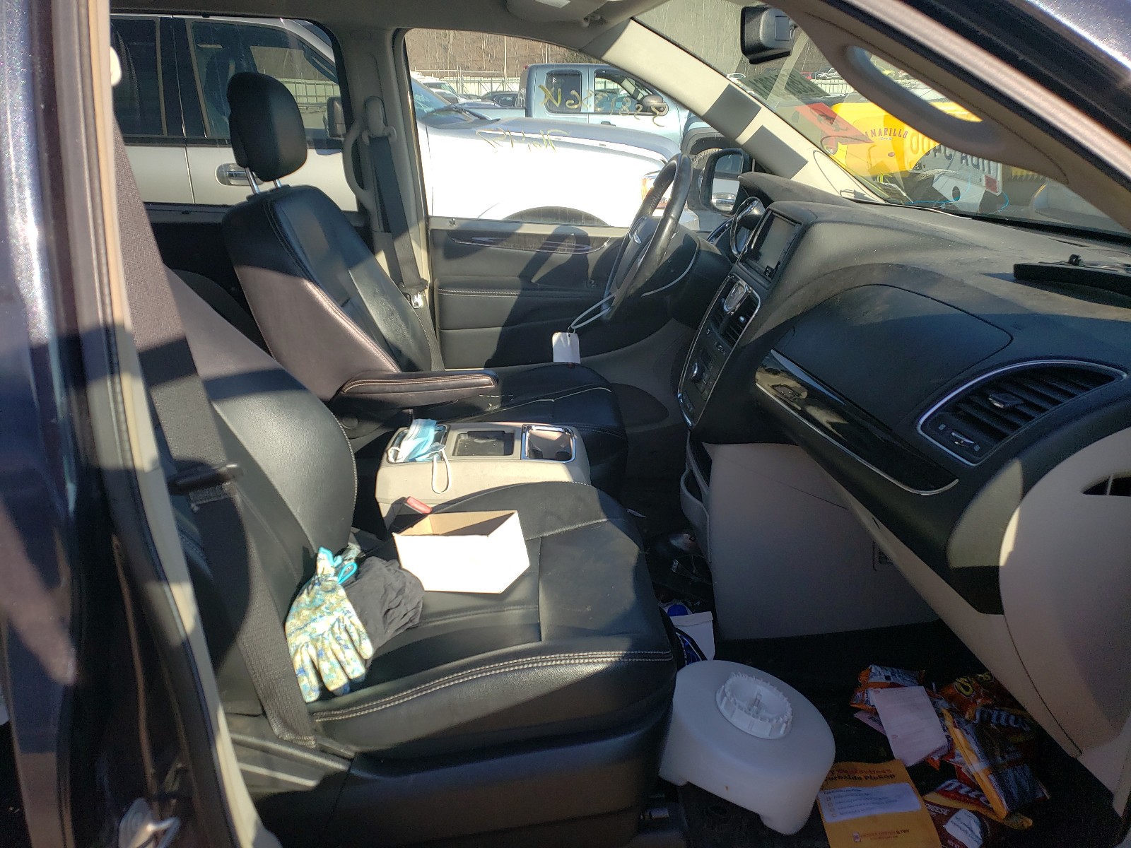 Photo 5 from auction – 2014 CHRYSLER TOWN & COU with VIN 2C4RC1BG3ER461253