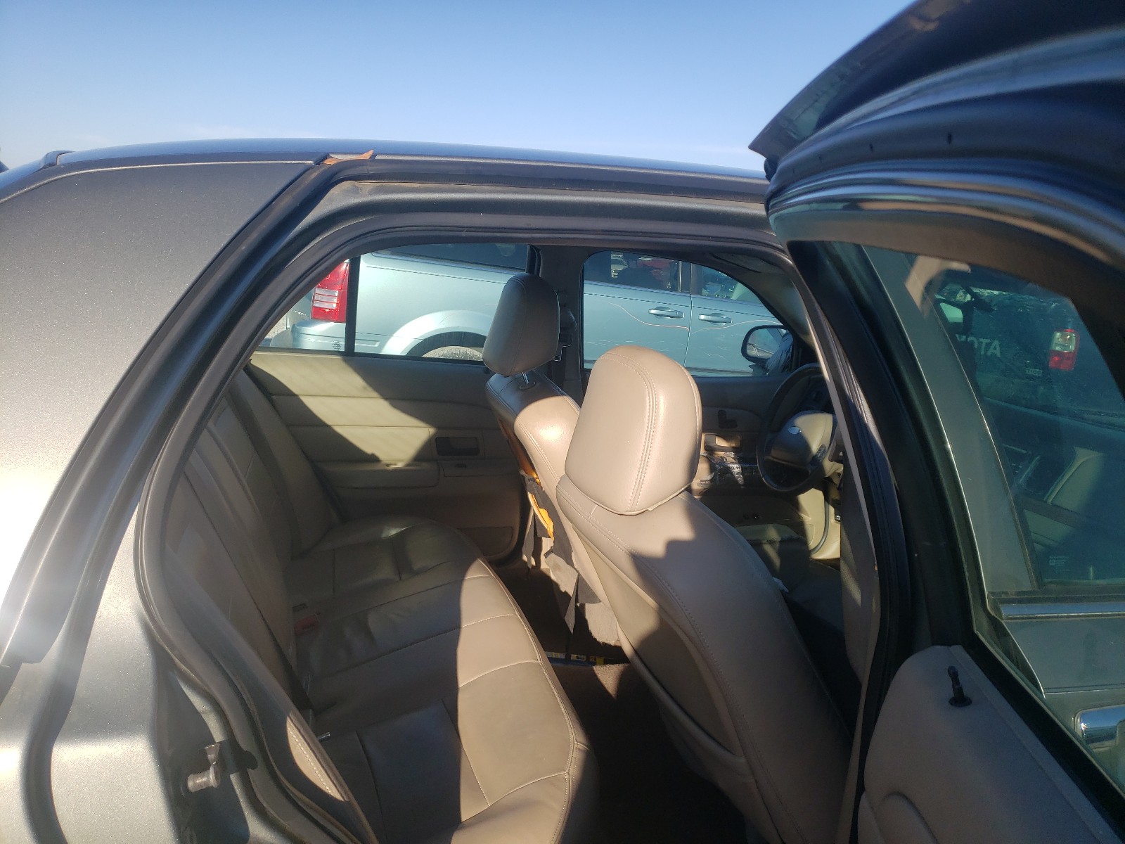 Photo 6 from auction – 2004 FORD CROWN VIC with VIN 2FAFP74W14X139984