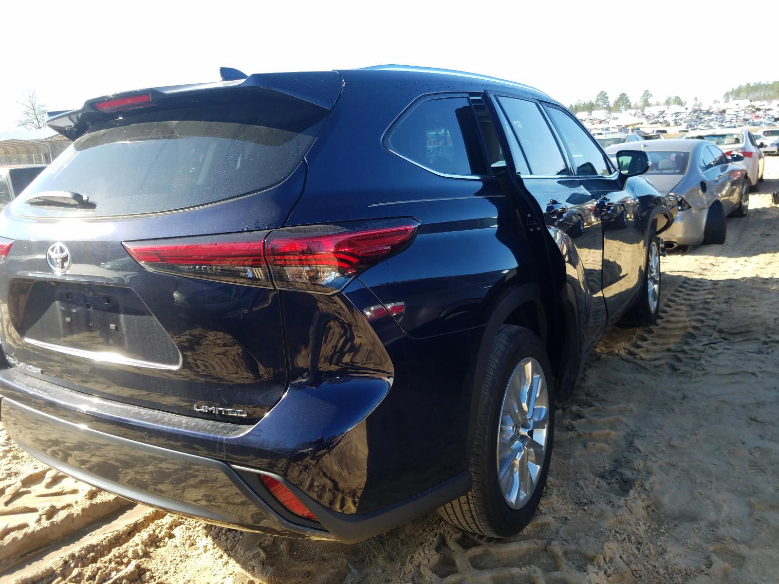 Photo 4 from auction – 2020 TOYOTA HIGHLANDER with VIN 5TDYZRAH8LS017695