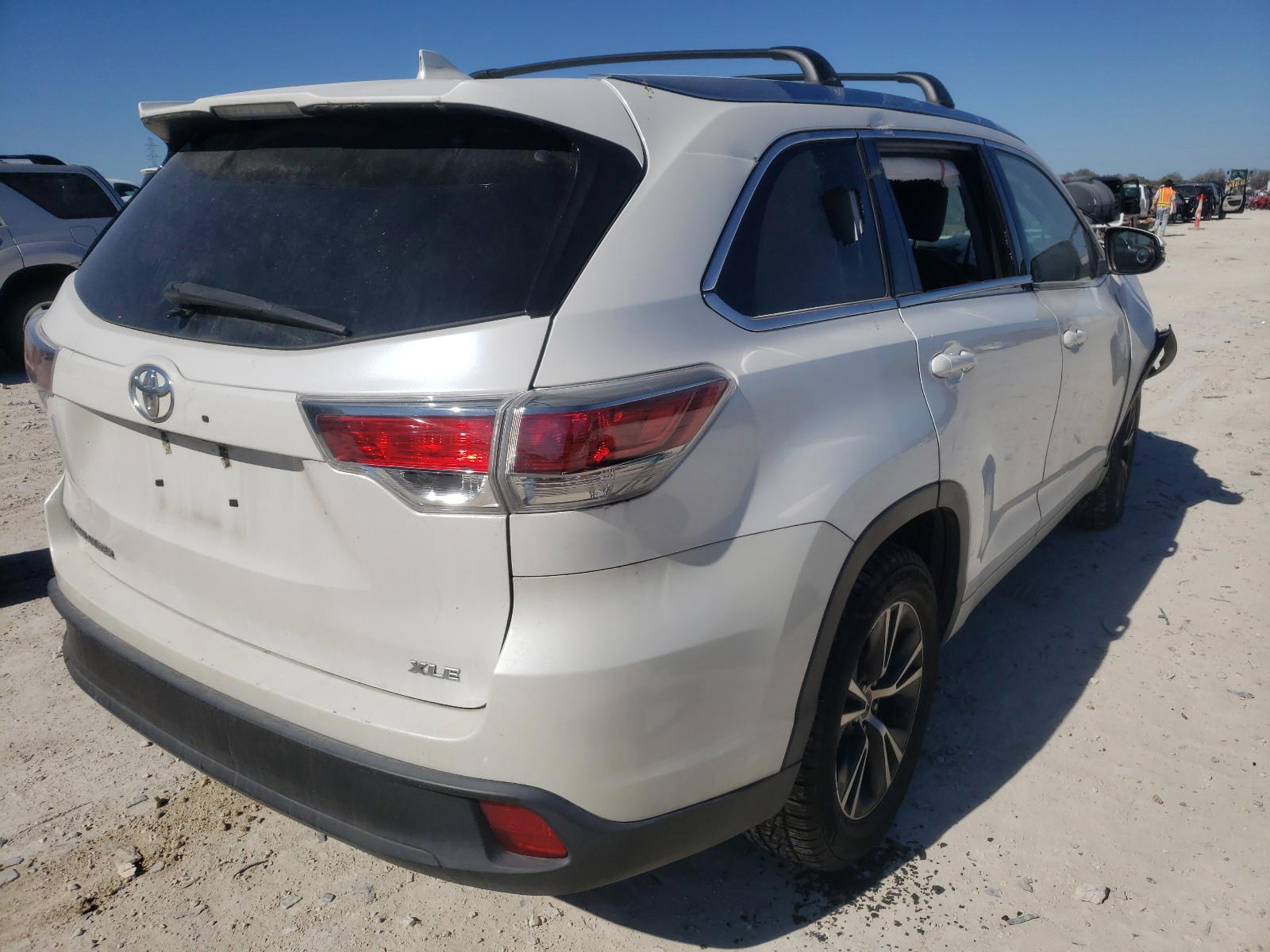 Photo 4 from auction – 2016 TOYOTA HIGHLANDER with VIN 5TDKKRFH9GS120780