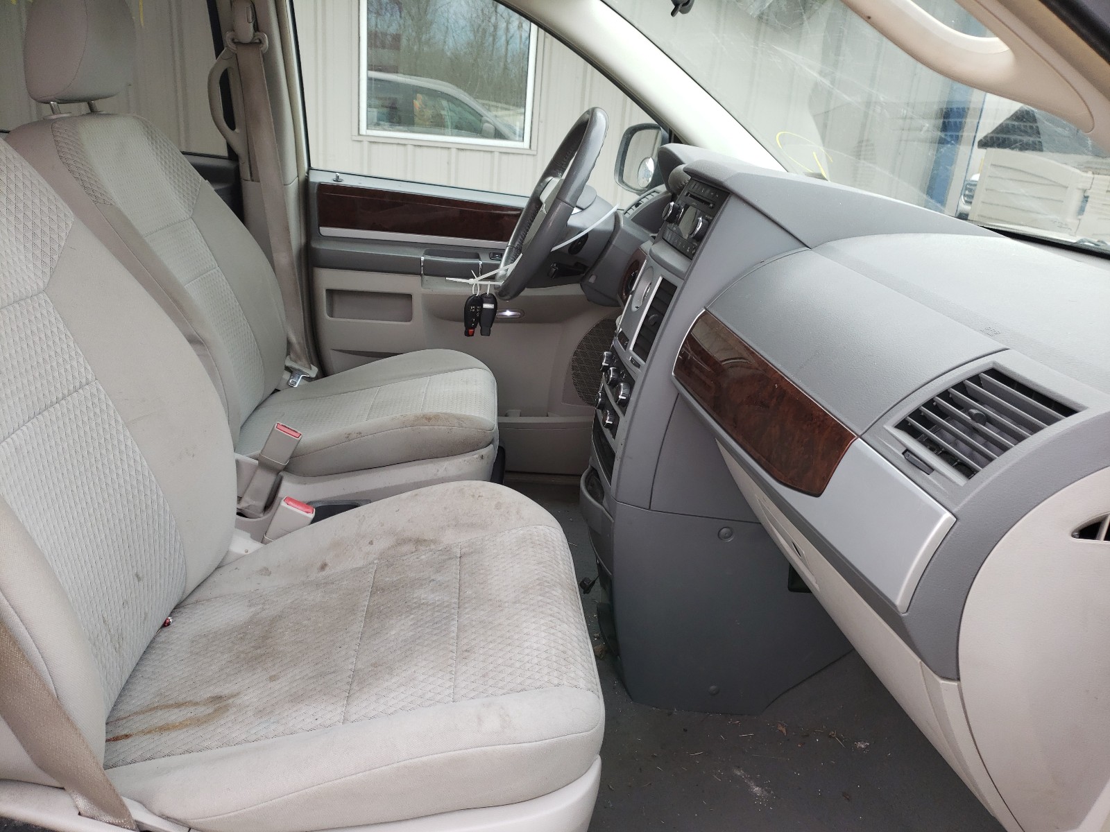 Photo 5 from auction – 2010 CHRYSLER TOWN & COU with VIN 2A4RR5D12AR113625