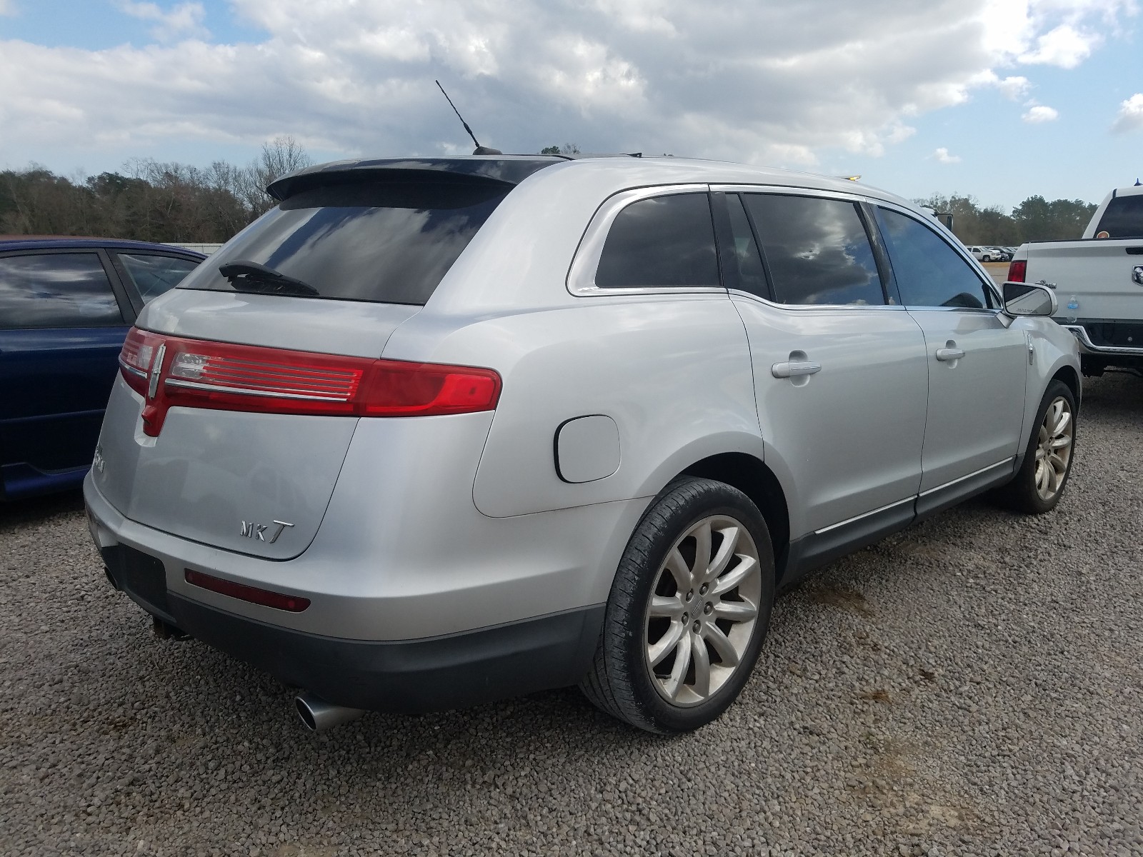 Photo 4 from auction – 2010 LINCOLN MKT with VIN 2LMHJ5FR3ABJ29501